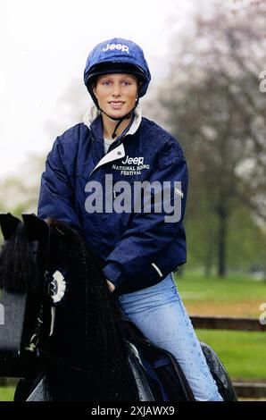 2 maggio 2001 Londra Archivio storico Olycom/LaPresse Zara Anne Elizabeth Tindall, nata Phillips (Londra, 15 maggio 1981) è una cavallerizza britannica, figlia della principessa reale Anna e del suo primo marito, il capitano Mark Phillips. È la seconda nipote della regina Elisabetta II e di Filippo di Edimburgo, nonché nipote del re Carlo III. Nella foto: Zara Anne Elizabeth Tindall ad Hyde Park. Era lì per aiutare a promuovere il raccordo dei cavalli per i bambini piccoli nella foto: Zara Anne Elizabeth Tindall in Hyde Park. Era lì per aiutare a promuovere il cavallo adatto ai bambini piccoli Foto Stock