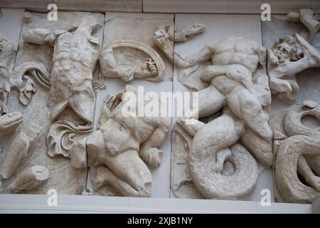 Altorilievo che mostra la battaglia tra i Giganti e gli dei dell'Olimpo conosciuta come Gigantomachia. Museo di Pergamon, Berlino. Germania. Foto Stock