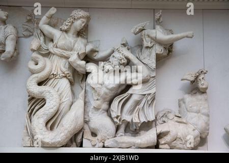 Altorilievo che mostra la battaglia tra i Giganti e gli dei dell'Olimpo conosciuta come Gigantomachia. North Frieze. Museo di Pergamon, Berlino. Germania. Foto Stock