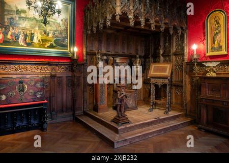 Neogotico Lit de Justice nella Galleria del Kasteel van Gaasbeek, castello medievale rinnovato nel XIX secolo, Lennik, Brabante fiammingo, Belgio Foto Stock