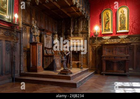 Neogotico Lit de Justice nella Galleria del Kasteel van Gaasbeek, castello medievale rinnovato nel XIX secolo, Lennik, Brabante fiammingo, Belgio Foto Stock