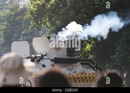 Dhaka, Wari, Bangladesh. 17 luglio 2024. Il personale della polizia del Bangladesh sparò proiettili lacrimogeni mentre gli studenti protestavano contro le quote di lavoro del governo presso l'Università di Dhaka, nella capitale, il 17 luglio 2024. Studenti del Bangladesh il 17 luglio, hanno pianto compagni di classe uccisi in proteste per le regole di assunzione del servizio pubblico, un giorno dopo che il governo ha ordinato la chiusura indefinita delle scuole a livello nazionale per ripristinare l'ordine. Gli studenti hanno dato fuoco alla legna, alla motocicletta mentre protestano contro le quote di lavoro del governo (immagine di credito: © Habibur Rahman/ZUMA Press Wire) SOLO PER USO EDITORIALE! Non per USO commerciale! Foto Stock