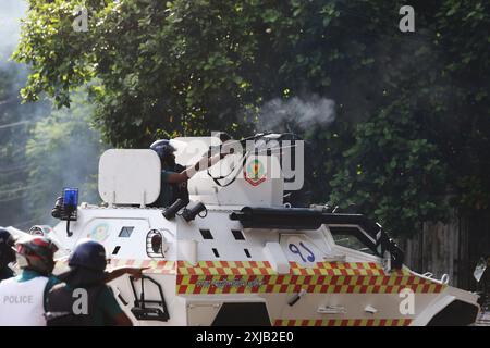 Dhaka, Wari, Bangladesh. 17 luglio 2024. Il personale della polizia del Bangladesh sparò proiettili lacrimogeni mentre gli studenti protestavano contro le quote di lavoro del governo presso l'Università di Dhaka, nella capitale, il 17 luglio 2024. Studenti del Bangladesh il 17 luglio, hanno pianto compagni di classe uccisi in proteste per le regole di assunzione del servizio pubblico, un giorno dopo che il governo ha ordinato la chiusura indefinita delle scuole a livello nazionale per ripristinare l'ordine. Gli studenti hanno dato fuoco alla legna, alla motocicletta mentre protestano contro le quote di lavoro del governo (immagine di credito: © Habibur Rahman/ZUMA Press Wire) SOLO PER USO EDITORIALE! Non per USO commerciale! Foto Stock