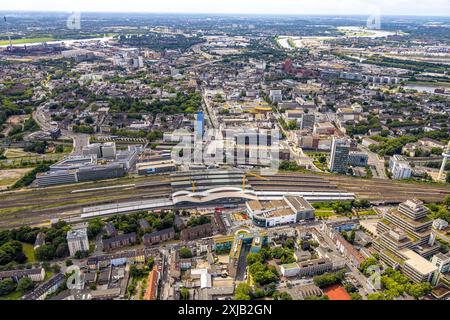 Luftbild, Hauptbahnhof Hbf Deutsche Bahn AG, Großbaustelle Hauptbahnhof Gleishalle und Vorplatz Ost, Stadtmitte City Ansicht, Neudorf-Nord, Duisburg, Ruhrgebiet, Nordrhein-Westfalen, Deutschland ACHTUNGxMINDESTHONORARx60xEURO *** Vista aerea, stazione principale Hbf Deutsche Bahn AG, cantiere della stazione principale, pista e piazzale est, vista centro città, Neudorf Nord, Duisburg, zona della Ruhr, Renania settentrionale-Vestfalia, Germania ATTENTIONxMINDESTHONORARx60xEURO Foto Stock