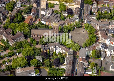 Luftbild, kath. Kirche St. Joseph und Dellplatz mit Grünen Bäumen, Wohngebiet, Dellviertel, Duisburg, Ruhrgebiet, Nordrhein-Westfalen, Deutschland ACHTUNGxMINDESTHONORARx60xEURO *** Vista aerea, chiesa cattolica di San Giuseppe e Dellplatz con alberi verdi, zona residenziale, Dellviertel, Duisburg, zona della Ruhr, Renania settentrionale-Vestfalia, Germania ACHTUNGxMINDESTHONORARx60xEURO Foto Stock