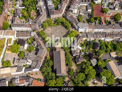 Luftbild, kath. Kirche St. Joseph und Dellplatz mit Grünen Bäumen, Wohngebiet, Dellviertel, Duisburg, Ruhrgebiet, Nordrhein-Westfalen, Deutschland ACHTUNGxMINDESTHONORARx60xEURO *** Vista aerea, chiesa cattolica di San Giuseppe e Dellplatz con alberi verdi, zona residenziale, Dellviertel, Duisburg, zona della Ruhr, Renania settentrionale-Vestfalia, Germania ACHTUNGxMINDESTHONORARx60xEURO Foto Stock