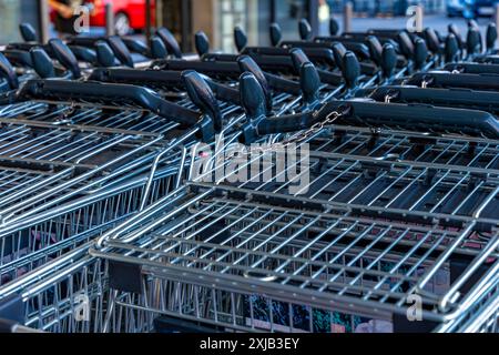 Carrelli di fronte a un ipermercato europeo Foto Stock