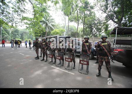 Dhaka, Wari, Bangladesh. 17 luglio 2024. Il personale della Guardia di frontiera Bangladesh (BGB) è di guardia presso l'Università di Dacca nella capitale il 17 luglio 2024, in mezzo alle proteste studentesche contro le quote di lavoro del governo. Studenti del Bangladesh il 17 luglio, hanno pianto compagni di classe uccisi in proteste per le regole di assunzione del servizio pubblico, un giorno dopo che il governo ha ordinato la chiusura indefinita delle scuole a livello nazionale per ripristinare l'ordine. (Credit Image: © Habibur Rahman/ZUMA Press Wire) SOLO PER USO EDITORIALE! Non per USO commerciale! Foto Stock