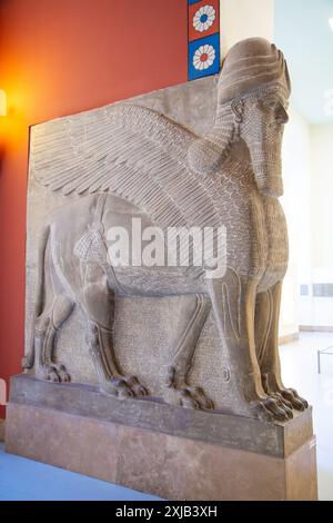 Lamassu, un ibrido mitologico con la testa di un umano, il corpo di un toro e le ali di un uccello. Museo di Pergamon, Berlino, Germania. Foto Stock