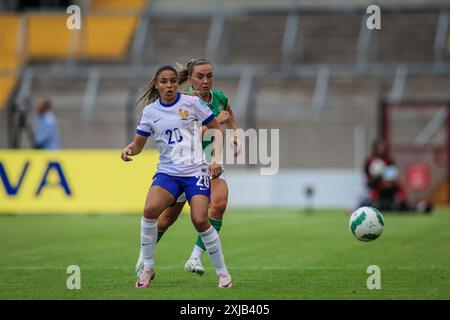 16 luglio 2024, Delphine Cascarino di Francia contesta il possesso del pallone con l'irlandese Katie McCabe durante le qualificazioni UEFA EURO 2025: Republ Foto Stock