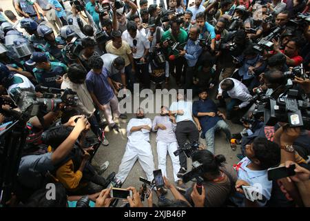 Dhaka, Wari, Bangladesh. 17 luglio 2024. Il personale della polizia del Bangladesh lancia proiettili lacrimogeni mentre gli studenti protestano contro le quote di lavoro del governo presso l'Università di Dhaka. Gli studenti del Bangladesh hanno pianto i compagni di classe uccisi nelle proteste per le regole di assunzione del servizio pubblico, un giorno dopo che il governo ha ordinato la chiusura indefinita delle scuole a livello nazionale per ripristinare l'ordine. Gli studenti hanno dato fuoco alla legna, alle motociclette mentre protestano contro le quote di lavoro del governo (immagine di credito: © Habibur Rahman/ZUMA Press Wire) SOLO PER USO EDITORIALE! Non per USO commerciale! Foto Stock