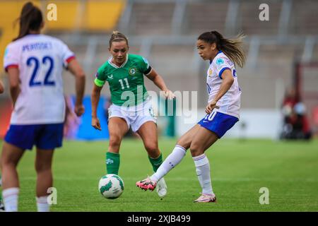 16 luglio 2024, Delphine Cascarino di Francia passa la palla durante le qualificazioni UEFA EURO 2025: Repubblica d'Irlanda 3 - Francia 1, giocate all'Páirc U Foto Stock