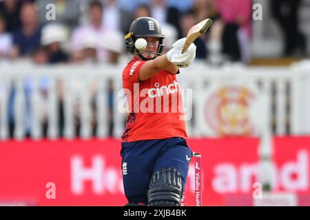 Londra, Inghilterra. 17 luglio 2024. Alice Capsey viene colpita sul casco durante la quinta Vitality IT20 tra England Women e New Zealand Women al Lord's Cricket Ground di Londra. Kyle Andrews/Alamy Live News Foto Stock