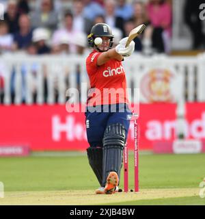 Londra, Inghilterra. 17 luglio 2024. Alice Capsey viene colpita sul casco durante la quinta Vitality IT20 tra England Women e New Zealand Women al Lord's Cricket Ground di Londra. Kyle Andrews/Alamy Live News Foto Stock