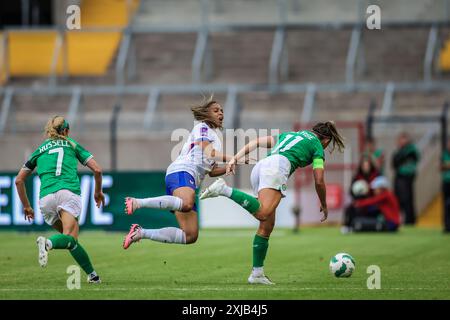 16 luglio 2024, Delphine Cascarino di Francia viene fregata dall'Irlanda Katie McCabe durante le qualificazioni UEFA EURO 2025: Repubblica d'Irlanda 3 - Francia Foto Stock