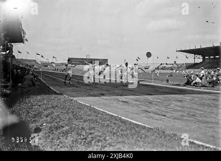 Olimpiadi 1924 100 metri semifinale - Colombes 7 luglio 1924 - Abrahams (419) devant Paddock (261), Bowman (194), Carr (Australien, 26) e Coaffe (106) Foto Stock