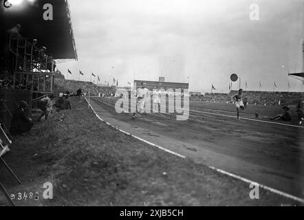 Olimpiadi di Parigi 1924 100 metri di calore, 6 luglio - le Olimpiadi di Parigi 1924 si sono svolte allo Stadio Olimpico di Colombes (ora stadio Yves-du-Manoir) Foto Stock