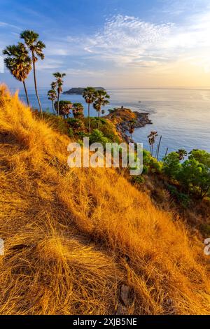 Phromthep cape al tramonto a Phuket, nel sud della Thailandia Foto Stock