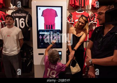 Milano, Italia. 17 luglio 2024. Via Dante 12. Apertura del nuovo Flat Shop del Milan AC. - Cronaca - Milano, Italia - Mercoled&#xec; 17 luglio 2024 (foto Alessandro Cimma/Lapresse) via Dante 12. Apertura del nuovo negozio di appartamenti Milan AC. - News - Milano, Italia - mercoledì 17 luglio 2024 (foto Alessandro Cimma/Lapresse) crediti: LaPresse/Alamy Live News Foto Stock