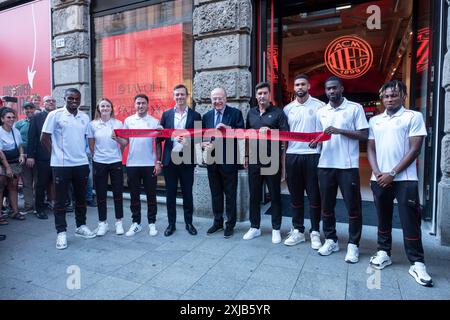 Milano, Italia. 17 luglio 2024. Via Dante 12. Apertura del nuovo Flat Shop del Milan AC. - Cronaca - Milano, Italia - Mercoled&#xec; 17 luglio 2024 (foto Alessandro Cimma/Lapresse) via Dante 12. Apertura del nuovo negozio di appartamenti Milan AC. - News - Milano, Italia - mercoledì 17 luglio 2024 (foto Alessandro Cimma/Lapresse) crediti: LaPresse/Alamy Live News Foto Stock