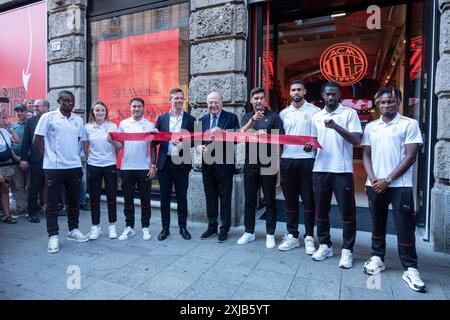 Milano, Italia. 17 luglio 2024. Via Dante 12. Apertura del nuovo Flat Shop del Milan AC. - Cronaca - Milano, Italia - Mercoled&#xec; 17 luglio 2024 (foto Alessandro Cimma/Lapresse) via Dante 12. Apertura del nuovo negozio di appartamenti Milan AC. - News - Milano, Italia - mercoledì 17 luglio 2024 (foto Alessandro Cimma/Lapresse) crediti: LaPresse/Alamy Live News Foto Stock