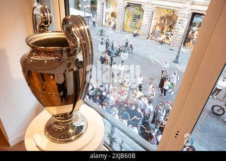 Milano, Italia. 17 luglio 2024. Via Dante 12. Apertura del nuovo Flat Shop del Milan AC. - Cronaca - Milano, Italia - Mercoled&#xec; 17 luglio 2024 (foto Alessandro Cimma/Lapresse) via Dante 12. Apertura del nuovo negozio di appartamenti Milan AC. - News - Milano, Italia - mercoledì 17 luglio 2024 (foto Alessandro Cimma/Lapresse) crediti: LaPresse/Alamy Live News Foto Stock