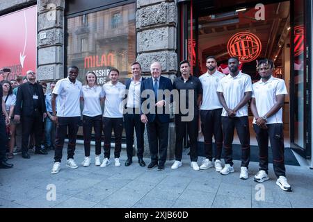 Milano, Italia. 17 luglio 2024. Via Dante 12. Apertura del nuovo Flat Shop del Milan AC. - Cronaca - Milano, Italia - Mercoled&#xec; 17 luglio 2024 (foto Alessandro Cimma/Lapresse) via Dante 12. Apertura del nuovo negozio di appartamenti Milan AC. - News - Milano, Italia - mercoledì 17 luglio 2024 (foto Alessandro Cimma/Lapresse) crediti: LaPresse/Alamy Live News Foto Stock