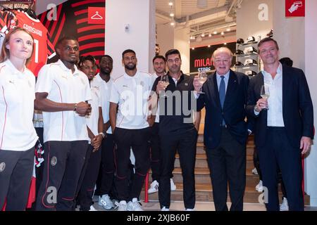 Milano, Italia. 17 luglio 2024. Via Dante 12. Apertura del nuovo Flat Shop del Milan AC. - Cronaca - Milano, Italia - Mercoled&#xec; 17 luglio 2024 (foto Alessandro Cimma/Lapresse) via Dante 12. Apertura del nuovo negozio di appartamenti Milan AC. - News - Milano, Italia - mercoledì 17 luglio 2024 (foto Alessandro Cimma/Lapresse) crediti: LaPresse/Alamy Live News Foto Stock