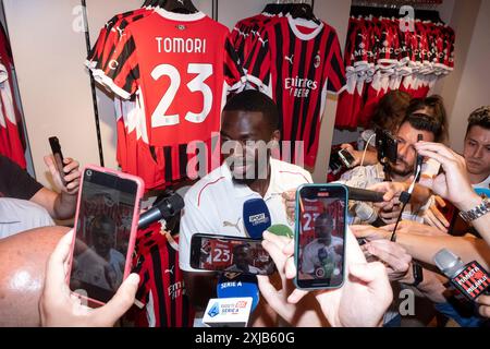 Milano, Italia. 17 luglio 2024. Via Dante 12. Apertura del nuovo Flat Shop del Milan AC. - Cronaca - Milano, Italia - Mercoled&#xec; 17 luglio 2024 (foto Alessandro Cimma/Lapresse) via Dante 12. Apertura del nuovo negozio di appartamenti Milan AC. - News - Milano, Italia - mercoledì 17 luglio 2024 (foto Alessandro Cimma/Lapresse) crediti: LaPresse/Alamy Live News Foto Stock