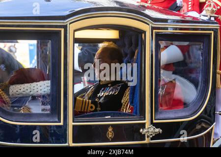 Londra, Regno Unito. 17 luglio 2024. La carrozza di stato della regina Alessandra che porta la corona imperiale, la grande Spada di Stato e il Cap of Maintenance passa lungo Parliament Street come parte della Monarch's Procession prima dell'apertura statale del Parlamento. Re Carlo III terrà il suo secondo discorso durante l'apertura di Stato del Parlamento al fine di definire l'agenda legislativa del nuovo governo laburista britannico per la nuova sessione parlamentare. Crediti: Mark Kerrison/Alamy Live News Foto Stock