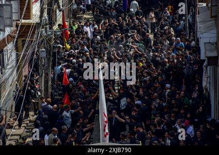 Srinagar, India. 17 luglio 2024. I musulmani sciiti kashmiri partecipano a una processione religiosa per celebrare Ashura il decimo giorno di Muharram, a Srinagar. Ashura è il decimo giorno di Muharram, il primo mese del calendario islamico, che viene osservato in tutto il mondo in ricordo del martirio dell'Imam Hussain, nipote del profeta Maometto (PBUH). Credito: SOPA Images Limited/Alamy Live News Foto Stock