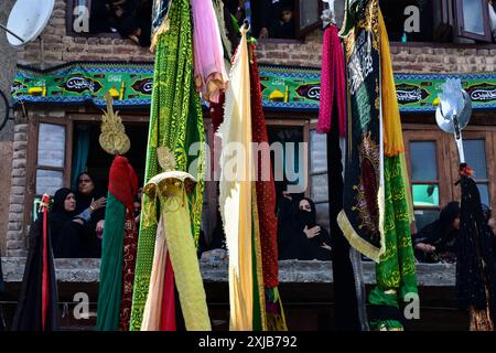 Srinagar, India. 17 luglio 2024. I musulmani sciiti kashmiri eseguono rituali durante una processione religiosa per celebrare Ashura il decimo giorno di Muharram, a Srinagar. Ashura è il decimo giorno di Muharram, il primo mese del calendario islamico, che viene osservato in tutto il mondo in ricordo del martirio dell'Imam Hussain, nipote del profeta Maometto (PBUH). Credito: SOPA Images Limited/Alamy Live News Foto Stock