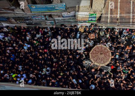 Srinagar, India. 17 luglio 2024. I musulmani sciiti kashmiri partecipano a una processione religiosa per celebrare Ashura il decimo giorno di Muharram, a Srinagar. Ashura è il decimo giorno di Muharram, il primo mese del calendario islamico, che viene osservato in tutto il mondo in ricordo del martirio dell'Imam Hussain, nipote del profeta Maometto (PBUH). Credito: SOPA Images Limited/Alamy Live News Foto Stock