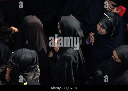 Srinagar, India. 17 luglio 2024. I musulmani sciiti kashmiri eseguono rituali durante una processione religiosa per celebrare Ashura il decimo giorno di Muharram, a Srinagar. Ashura è il decimo giorno di Muharram, il primo mese del calendario islamico, che viene osservato in tutto il mondo in ricordo del martirio dell'Imam Hussain, nipote del profeta Maometto (PBUH). Credito: SOPA Images Limited/Alamy Live News Foto Stock