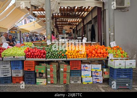 Atene, Grecia - 4 maggio 2015: Stallo di verdure fresche di peperoni dolci al mercato agricolo nel centro della capitale. Foto Stock