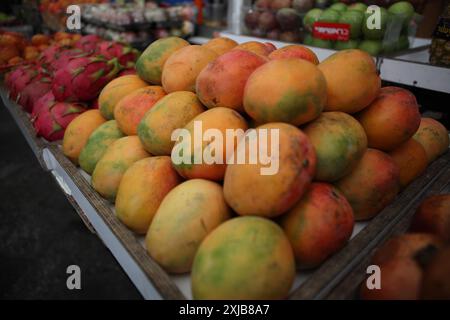 Colorato mango, mele e frutto del drago in vendita in una bancarella del mercato di Machane Yehuda a Gerusalemme Foto Stock