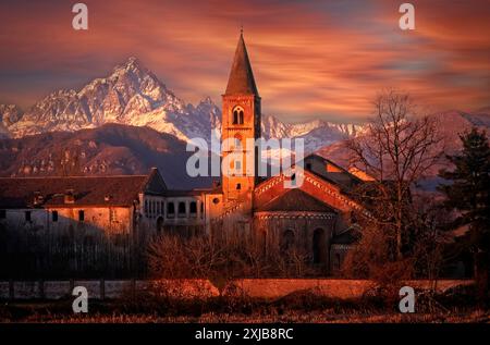 Italia Piemonte Abbazia di Staffarda e Monviso Foto Stock