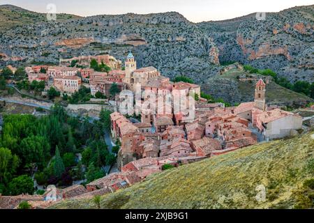 Vista panoramica della città di Albarracin, Teruel, Aragona, Spagna, dal castello, con luce dorata della sera Foto Stock