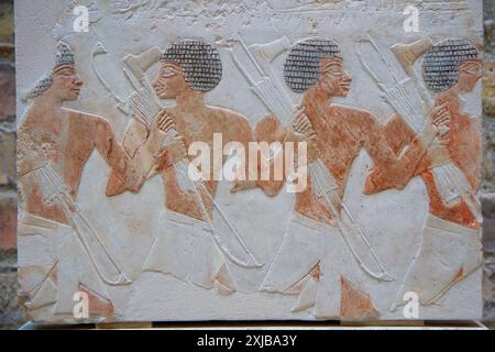 Frammento di soccorso di soldati egiziani e mercenari nubiani. Tempio funerario della regina Hatshepsut. XVIII dinastia. Museo Egizio. Berlino, Germania. Foto Stock