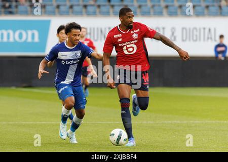 Gent, Belgio. 17 luglio 2024. Momodou Lamin Sonko di Gent e Alexsandro di Lille combattono per il pallone durante l'amichevole tra la squadra di calcio belga KAA Gent e la squadra francese di Ligue 1 LOSC Lille, a Gent, mercoledì 17 luglio 2024, per prepararsi alla prossima stagione 2024-2025. BELGA FOTO KURT DESPLENTER credito: Belga News Agency/Alamy Live News Foto Stock