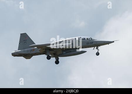 Northrop SF-5M Freedom Fighter dell'ala 23 Spanish Air and Space Force arriva durante il Royal International Air Tattoo 2024 Arrivals Day presso RAF Fairford, Cirencester, Regno Unito, 17 luglio 2024 (foto di Cody Froggatt/News Images) Foto Stock