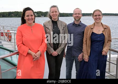 Potsdam, Germania. 17 luglio 2024. Il ministro della scienza del Brandeburgo Manja Schüle (SPD), il premio Ulrike Lucke, professore di architettura multimediale complessa, e il suo team, composto da Tobias Moebert e Lilian Hasse (da sinistra), si trovano sul ponte della barca per escursioni "MS Sanssouci". Vincitori dei Brandenburg Science Awards. Dall'estate scorsa, circa 60 professori sono stati nominati di recente e un totale di otto ricercatori hanno ricevuto uno dei premi Brandenburg Science. Credito: Michael Bahlo/dpa/Alamy Live News Foto Stock