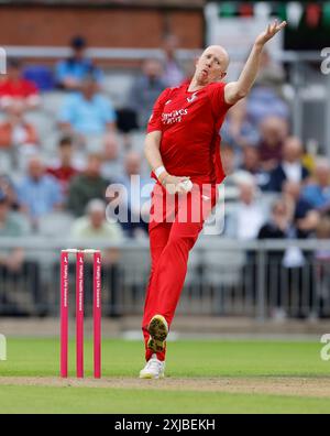 17 luglio 2024; Emirates Old Trafford Cricket Ground, Manchester, Inghilterra; Vitality Blast T20 League Cricket, Lancashire Lightning contro Nottinghamshire Outlaws; Luke Wells del Lancashire Lightning bowling Foto Stock