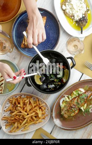 Vari piatti mediterranei serviti al tavolo del ristorante Foto Stock