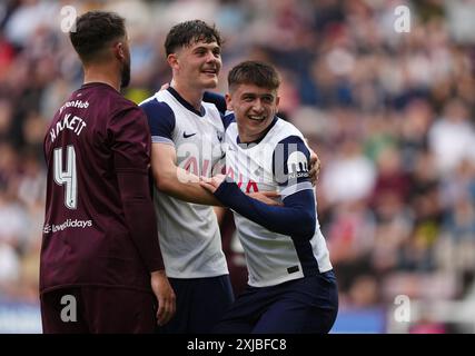 Mikey Moore (a destra) del Tottenham Hotspur festeggia con Will Lankshear dopo aver segnato il terzo gol della squadra durante l'amichevole di pre-stagione al Tynecastle Park di Edimburgo. Data foto: Mercoledì 17 luglio 2024. Foto Stock