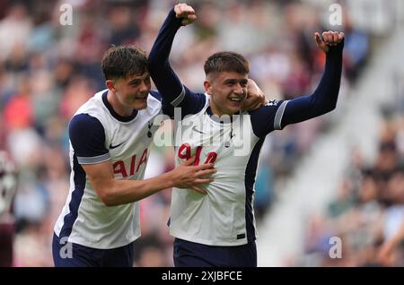 Mikey Moore (a destra) del Tottenham Hotspur festeggia con Will Lankshear dopo aver segnato il terzo gol della squadra durante l'amichevole di pre-stagione al Tynecastle Park di Edimburgo. Data foto: Mercoledì 17 luglio 2024. Foto Stock