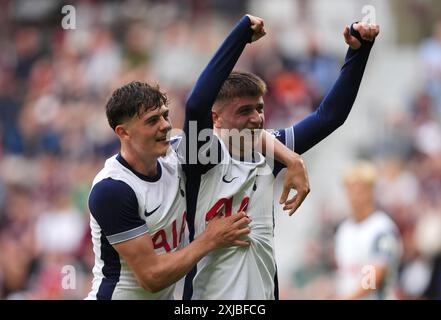 Mikey Moore (a destra) del Tottenham Hotspur festeggia con Will Lankshear dopo aver segnato il terzo gol della squadra durante l'amichevole di pre-stagione al Tynecastle Park di Edimburgo. Data foto: Mercoledì 17 luglio 2024. Foto Stock