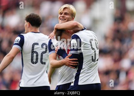 Mikey Moore (a destra) del Tottenham Hotspur festeggia con Lucas Bergvall dopo aver segnato il terzo gol della squadra durante l'amichevole di pre-stagione al Tynecastle Park di Edimburgo. Data foto: Mercoledì 17 luglio 2024. Foto Stock