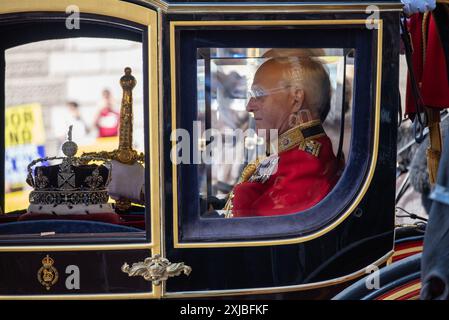 Londra, Regno Unito. 17 luglio 2024. La Corona Imperiale e la grande Spada dello Stato sono portate al Parlamento in carrozza a Londra. Il discorso del re è un discorso scritto dal governo e pronunciato il reale monarca (Carlo III) all'apertura di Stato del Parlamento. Il discorso di King segna la nuova sessione parlamentare. Ogni volta che il re si reca al Parlamento con la carrozza d'oro all'interno di una parata. Credito: SOPA Images Limited/Alamy Live News Foto Stock