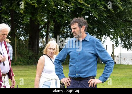 Adam Frost è stato girato al RHS Tatton Park Flower Show a Knutsford, Cheshire, Regno Unito il 17 luglio 2024 presentando i lunghi confini per la televisione Gardeners World Foto Stock